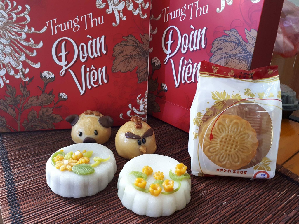me tre hai con bat tay sinh vien bach khoa lam banh trung thu homemade truyen thong ma doc dao