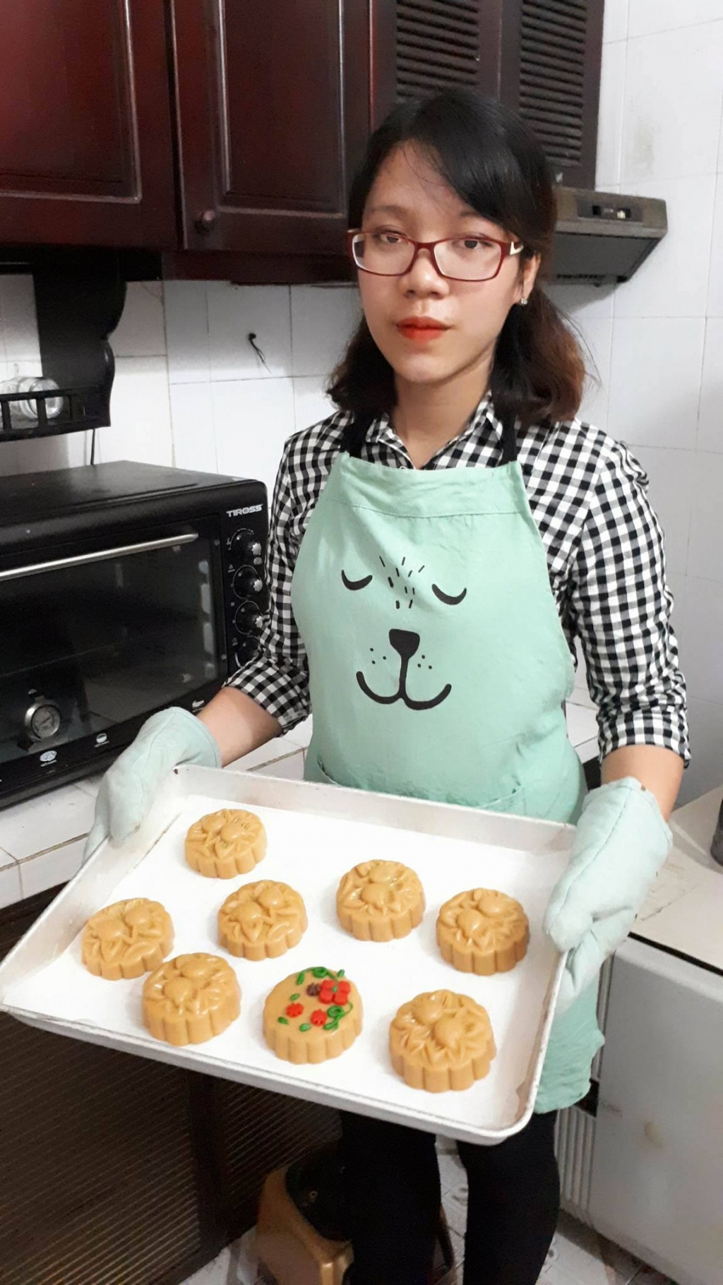 me tre hai con bat tay sinh vien bach khoa lam banh trung thu homemade truyen thong ma doc dao