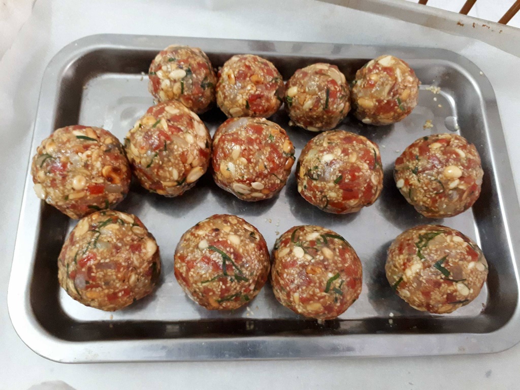me tre hai con bat tay sinh vien bach khoa lam banh trung thu homemade truyen thong ma doc dao