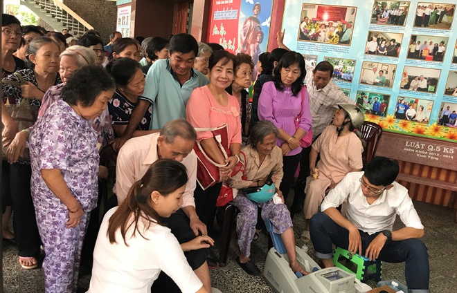 cham soc va bao ve suc khoe cho nguoi cao tuoi the nao moi dung
