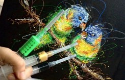 Nữ y tá giải tỏa stress bằng cách dùng kim tiêm vẽ tranh