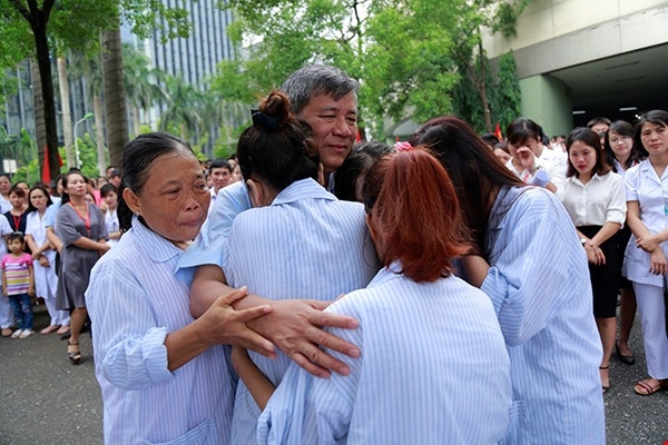 4 bac si tao cam hung lon cho cong dong