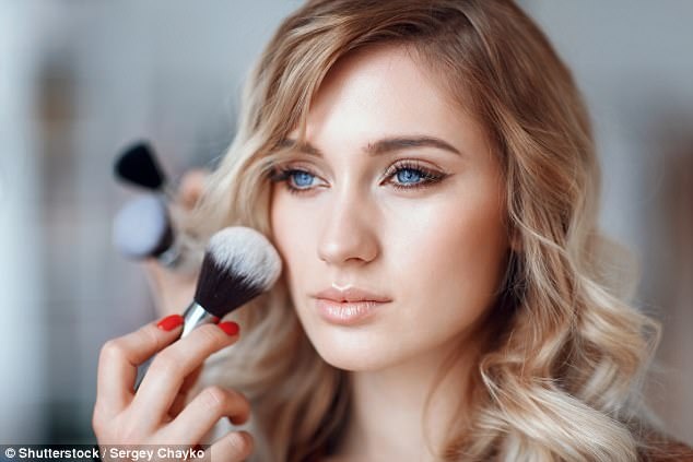 Son môi, mascara và chỉ kẻ mắt có thể là nguyên nhân gây mụn rộp son moi mascara va chi ke mat co the la nguyen nhan gay mun rop