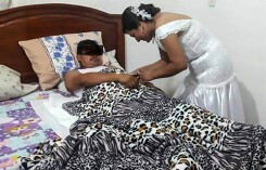 Nữ y tá bỏ đám cưới mặc váy cô dâu đi cấp cứu bệnh nhân