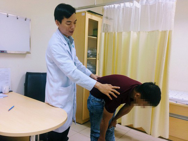 con tre ma xuong cot da ra reu