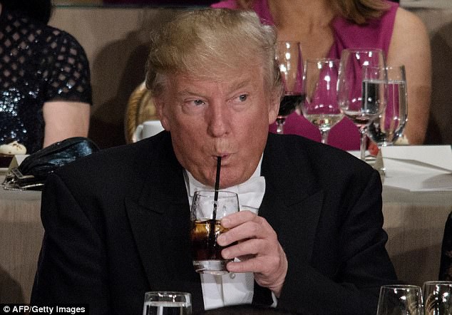 nguy co suc khoe cua ong donald trump khi uong toi 12 lon nuoc ngot moi ngay