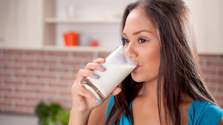 Bạn có biết: 8 lợi ích và 4 nguy cơ cho sức khỏe khi bạn uống sữa mỗi ngày? ban co biet 8 loi ich va 4 nguy co cho suc khoe khi ban uong sua moi ngay