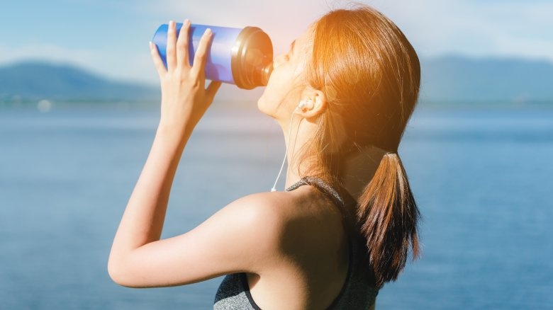 Bạn có biết: 8 lợi ích và 4 nguy cơ cho sức khỏe khi bạn uống sữa mỗi ngày? ban co biet 8 loi ich va 4 nguy co cho suc khoe khi ban uong sua moi ngay
