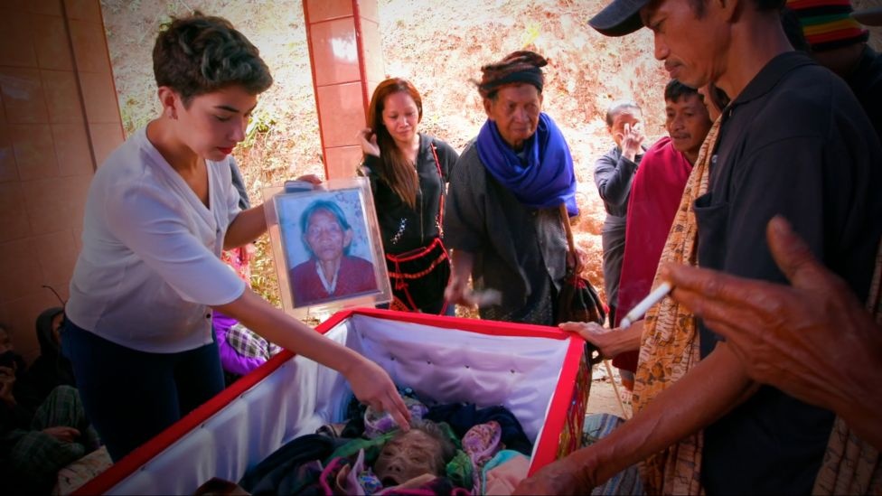 song cung nguoi chet tuc le la lung o indonesia