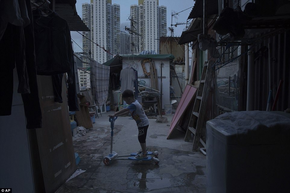 dan ngheo hong kong go minh song trong nha quan tai