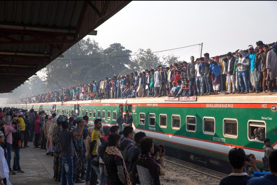 canh chen chuc tren nhung chuyen tau tu dia nguc o bangladesh