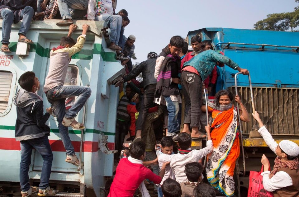canh chen chuc tren nhung chuyen tau tu dia nguc o bangladesh