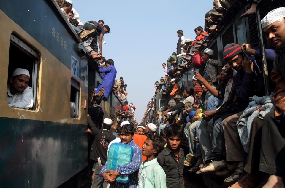 canh chen chuc tren nhung chuyen tau tu dia nguc o bangladesh