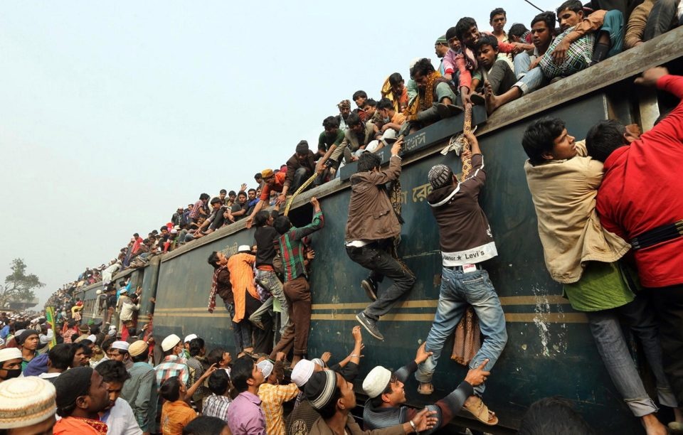 canh chen chuc tren nhung chuyen tau tu dia nguc o bangladesh