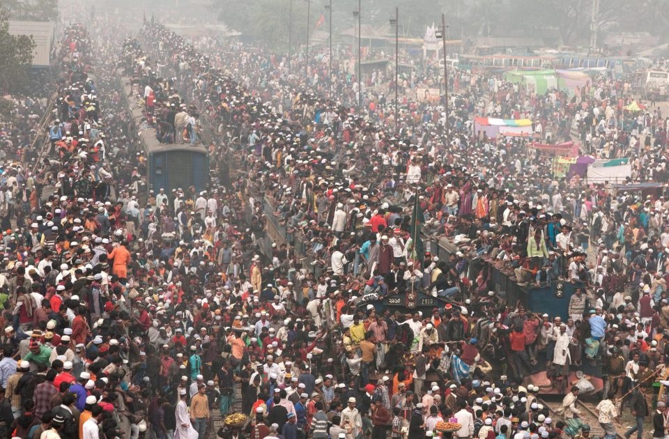 canh chen chuc tren nhung chuyen tau tu dia nguc o bangladesh