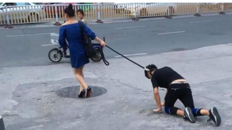 nguoi phu nu xich co nam thanh nien tren duong pho