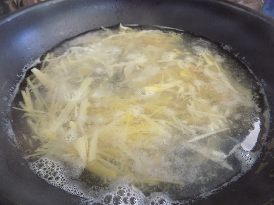 tro tai vao bep lam keo gung deo thom ngon nham nhi cho ngay tet am ap
