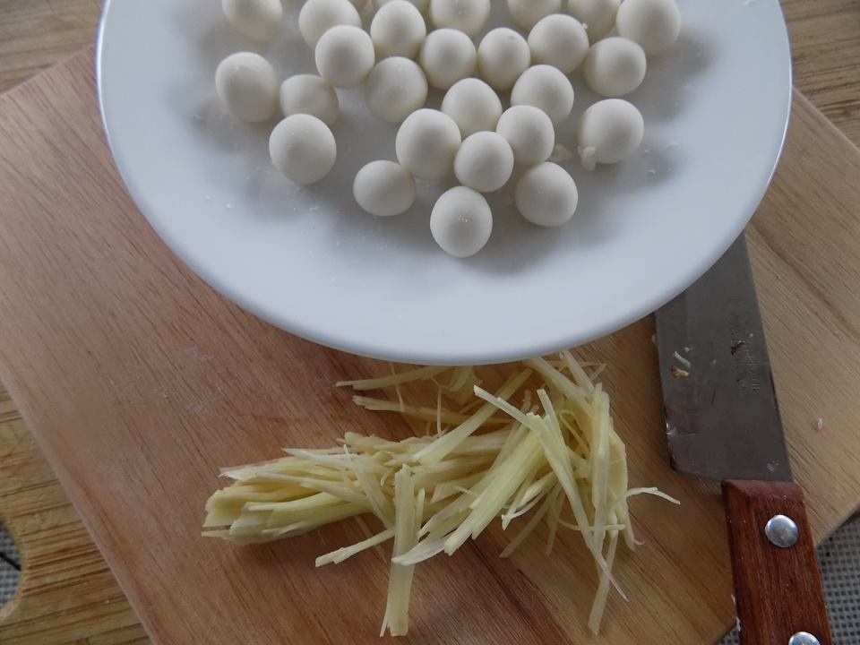 am bung ngay lanh voi mon che gung dau den