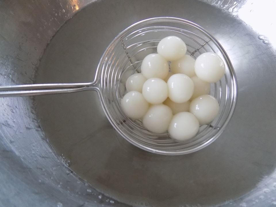 am bung ngay lanh voi mon che gung dau den