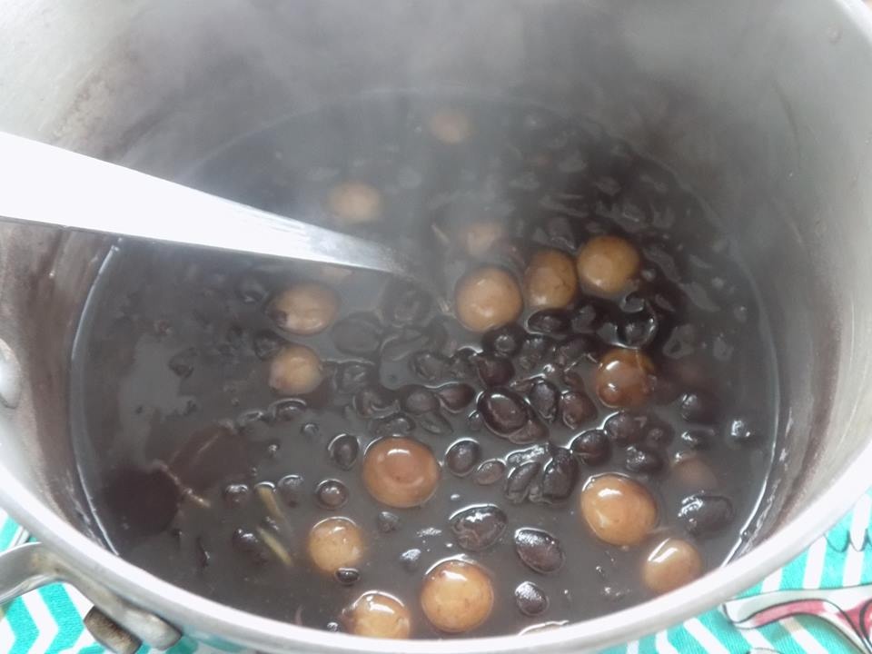am bung ngay lanh voi mon che gung dau den