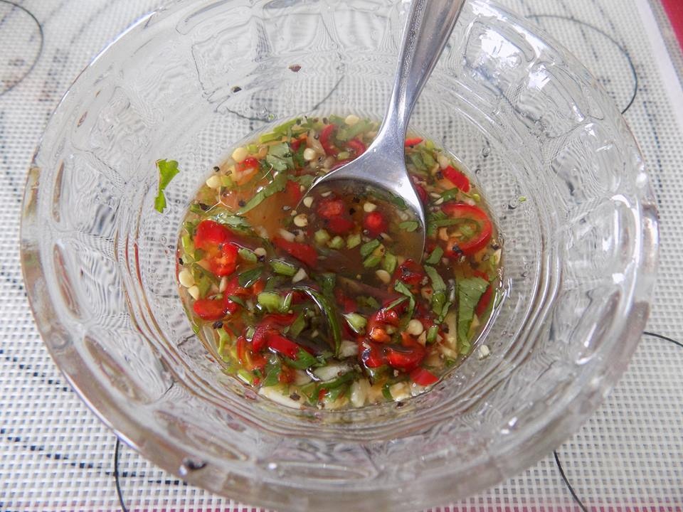 lam muc hap sa sot mam chanh cho chong nhau xem bong da