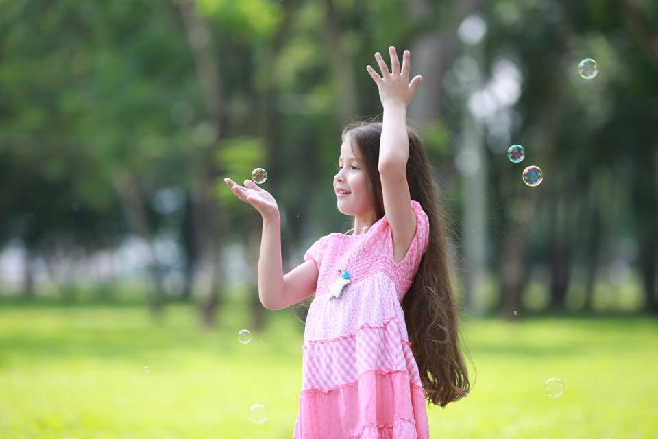 ngam be gai mang hai dong mau viet duc xinh dep khien ban nhin la muon co con lai