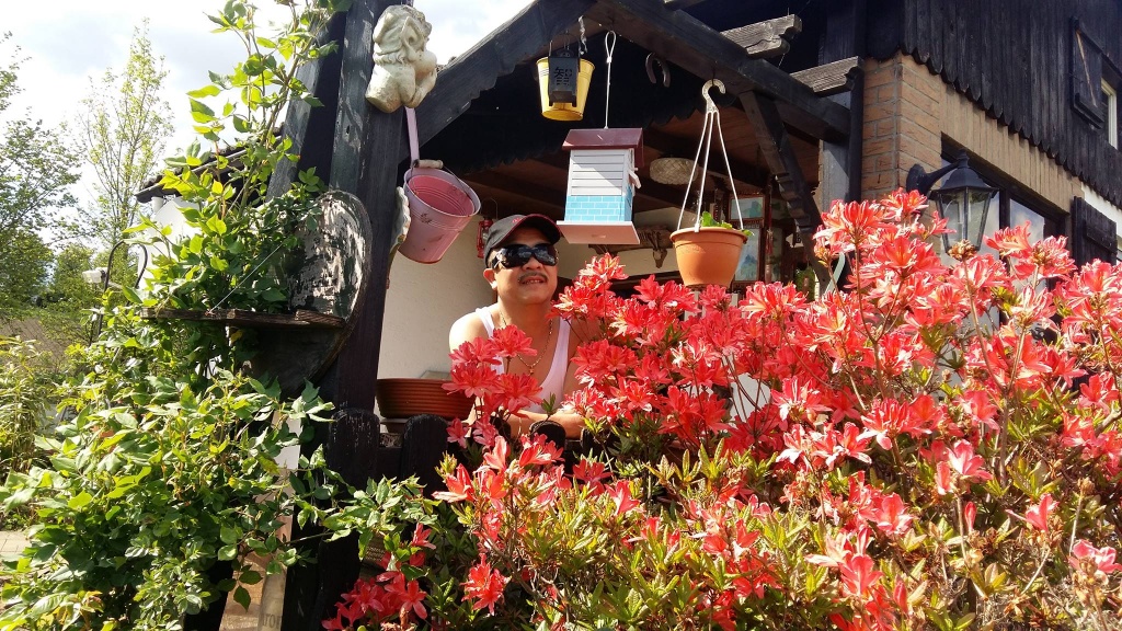 me hoac truoc khu vuon ron rang hoa la rau qua xanh muot cua ong bo viet o duc