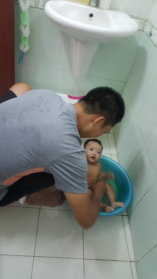 Ông chồng đáng mơ ước của năm: Hạnh phúc khi giúp vợ chăm con, làm việc nhà ong chong dang mo uoc cua nam hanh phuc khi giup vo cham con lam viec nha