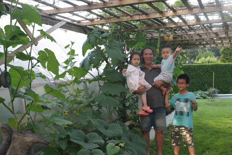 ghe tham khu vuon day du cac loai rau qua ai cung phat them cua gia dinh nguoi viet o sec
