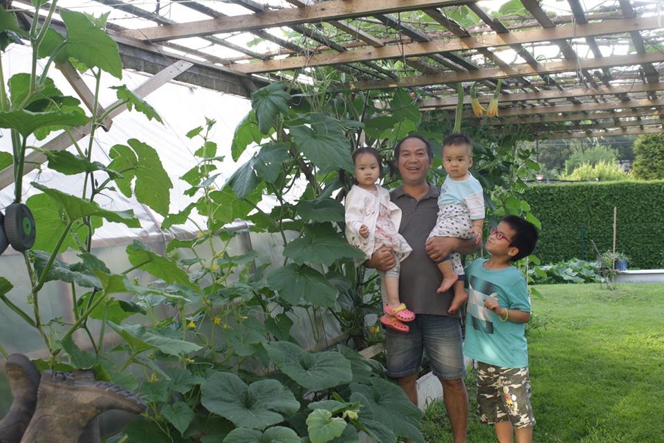 ghe tham khu vuon day du cac loai rau qua ai cung phat them cua gia dinh nguoi viet o sec