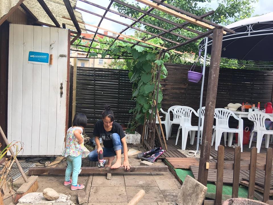 nguong mo ba me viet o duc bien manh dat trong thanh khu vuon ron rang hoa la rau qua xanh muot