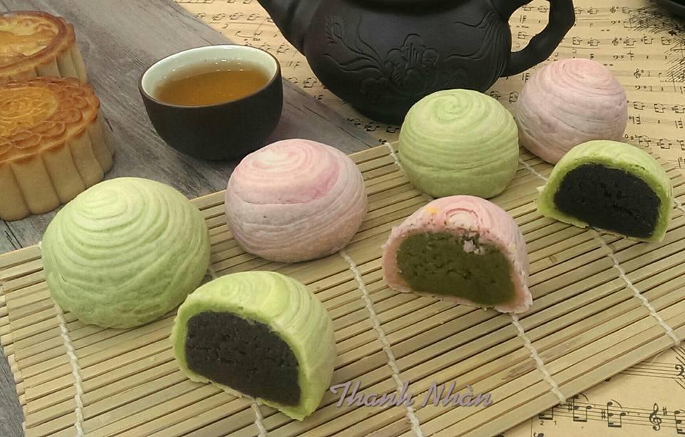 gap go ba me tre lam banh trung thu handmade dep mat khien chi em dung ngoi khong yen