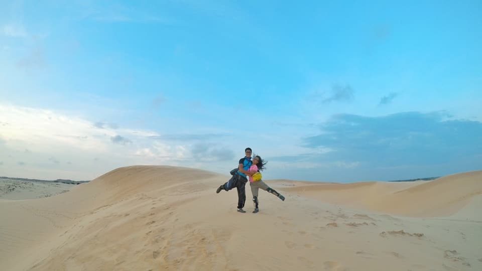 hanh trinh cung nhau du hi khap viet nam bang xe may cua cap doi ha thanh