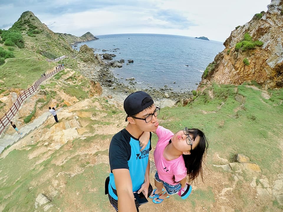 hanh trinh cung nhau du hi khap viet nam bang xe may cua cap doi ha thanh