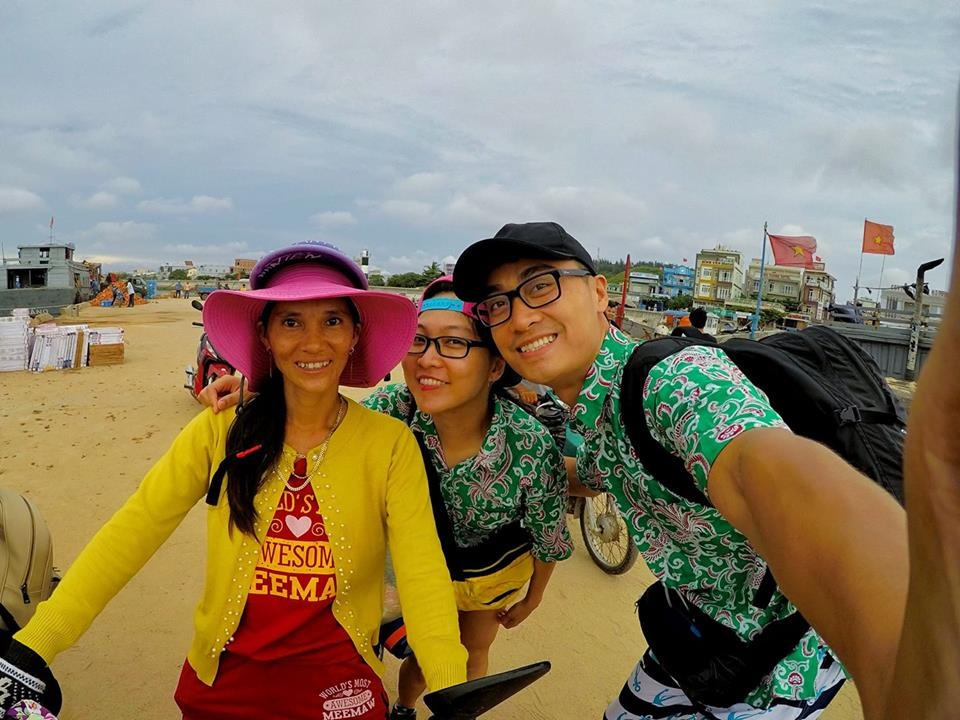 hanh trinh cung nhau du hi khap viet nam bang xe may cua cap doi ha thanh