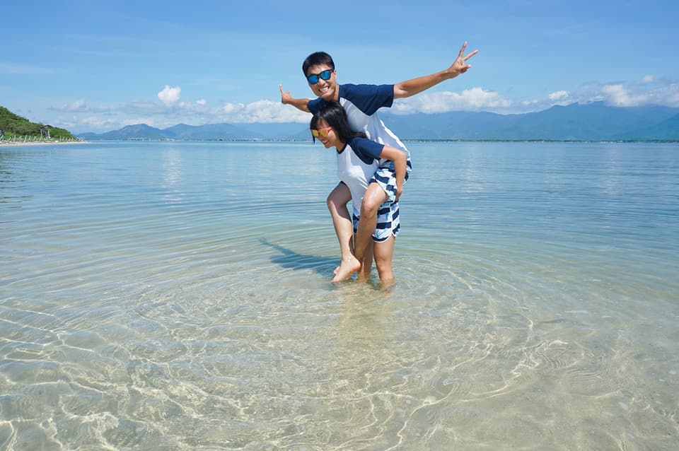 hanh trinh cung nhau du hi khap viet nam bang xe may cua cap doi ha thanh