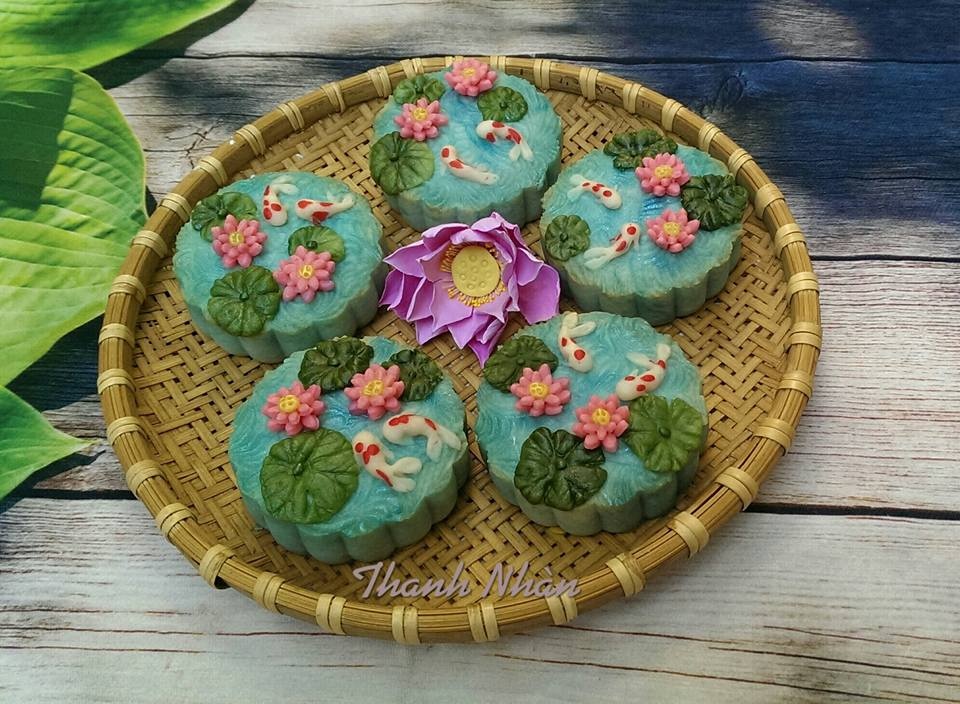 gap go ba me tre lam banh trung thu handmade dep mat khien chi em dung ngoi khong yen