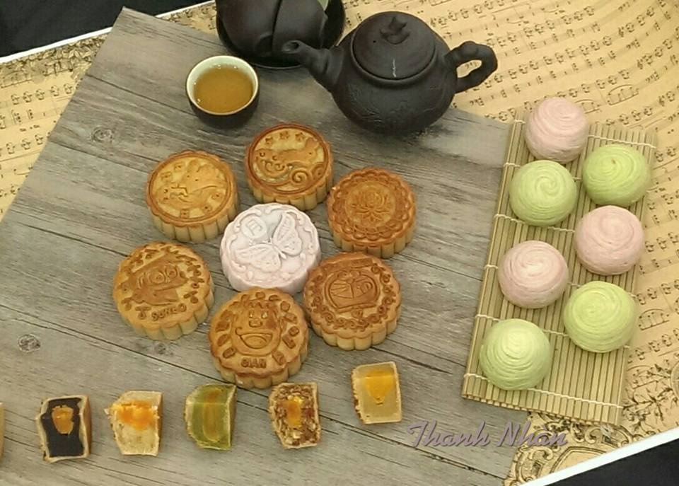 gap go ba me tre lam banh trung thu handmade dep mat khien chi em dung ngoi khong yen