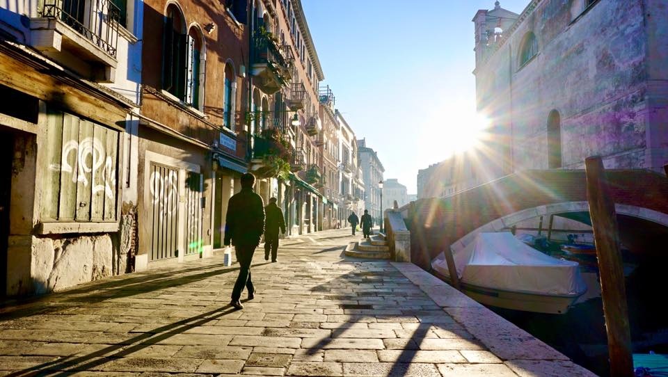theo chan chang trai 9x den venice nuoc y chi can gio may len la co anh dep