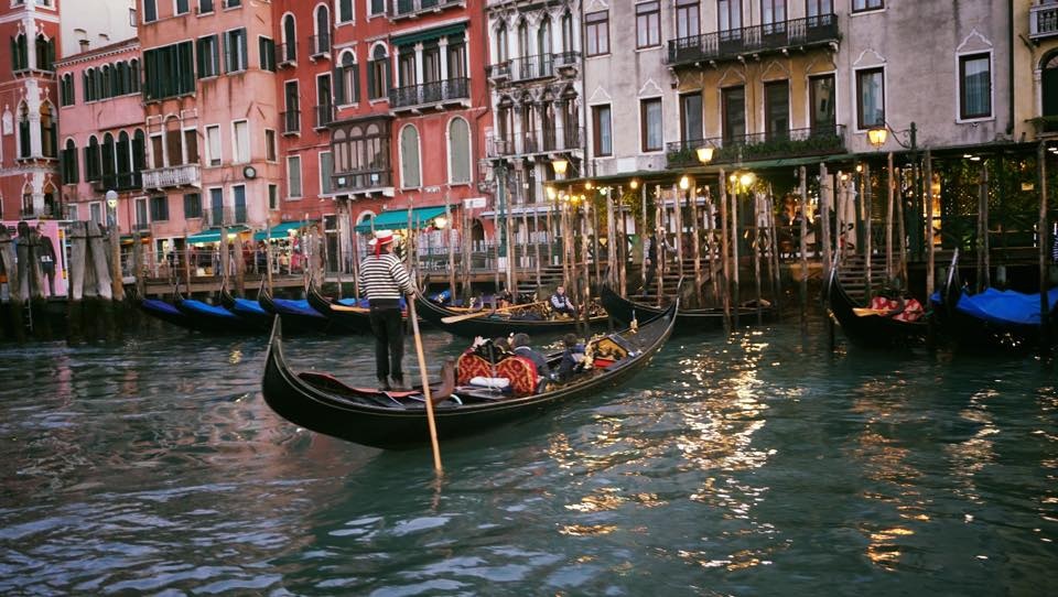 theo chan chang trai 9x den venice nuoc y chi can gio may len la co anh dep