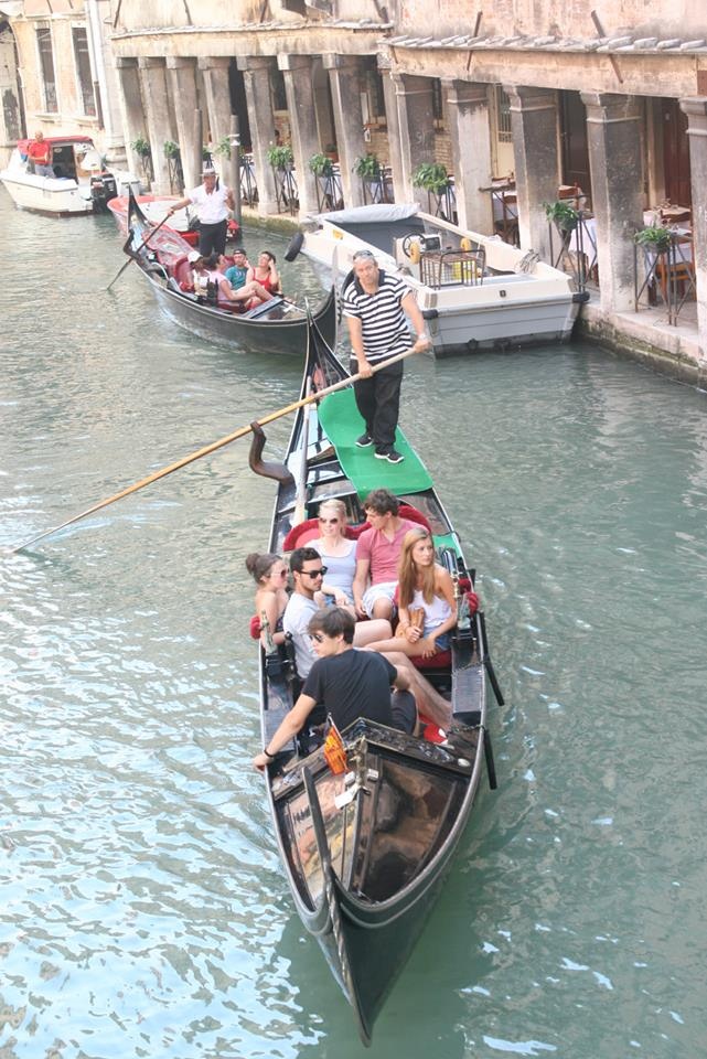 theo chan chang trai 9x den venice nuoc y chi can gio may len la co anh dep