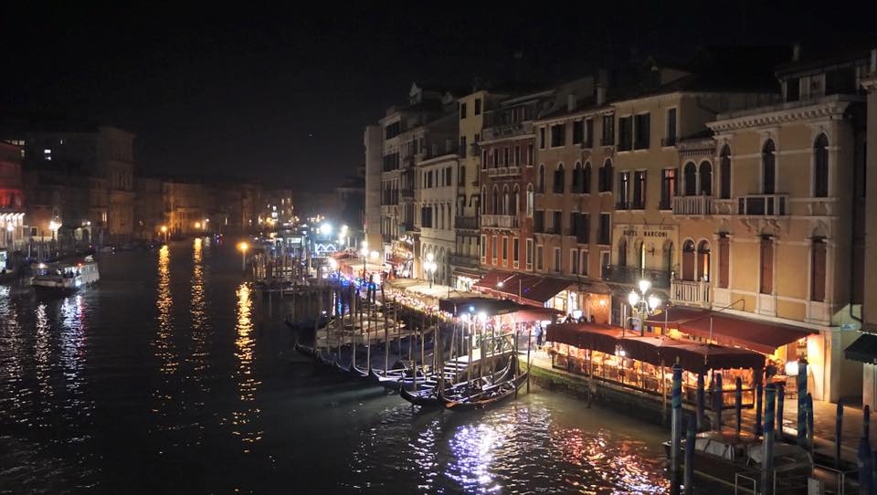 theo chan chang trai 9x den venice nuoc y chi can gio may len la co anh dep