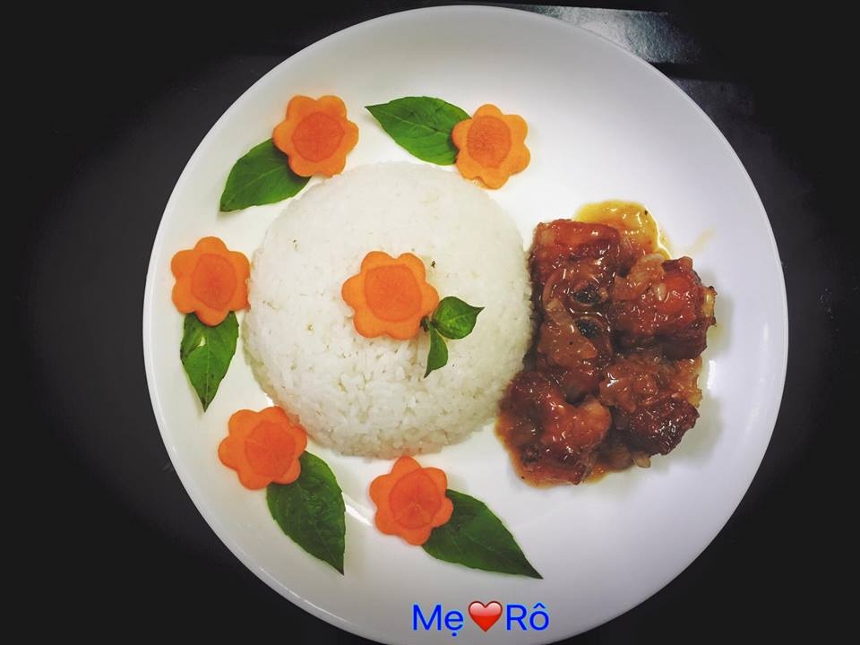 me tre 8x kheo tay trang tri nhung bua com dep nhu tranh khien con chua bao gio bo bua