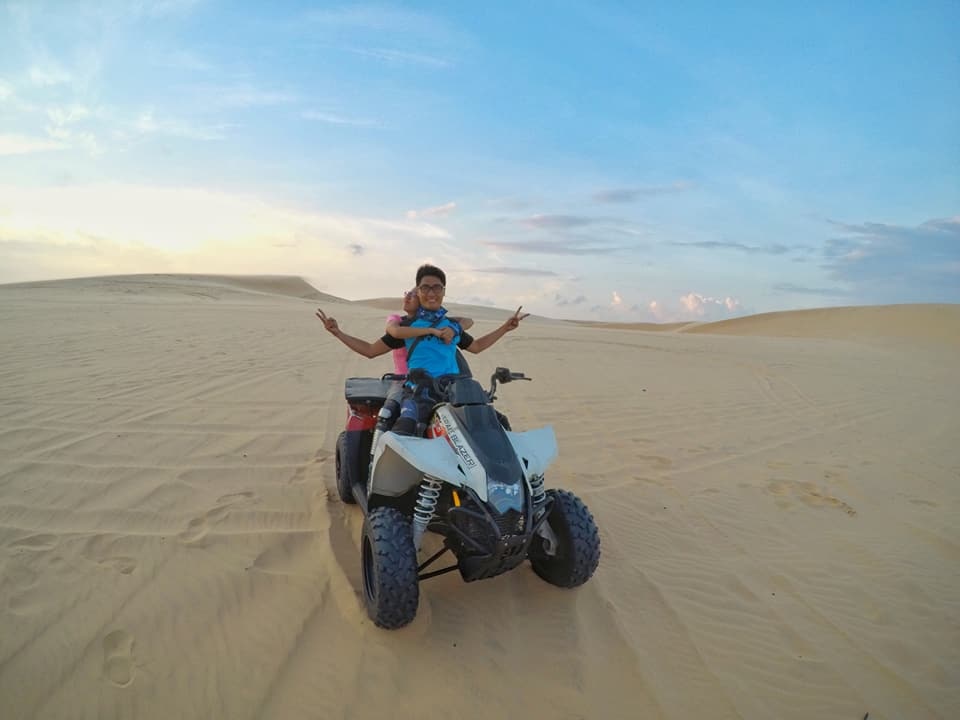 hanh trinh cung nhau du hi khap viet nam bang xe may cua cap doi ha thanh