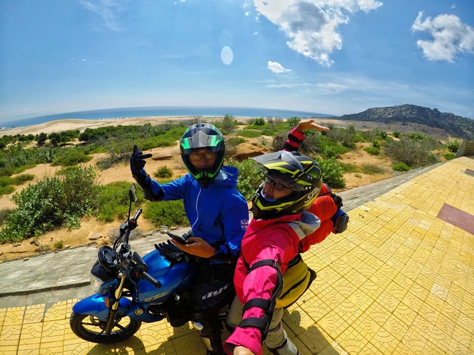 hanh trinh cung nhau du hi khap viet nam bang xe may cua cap doi ha thanh