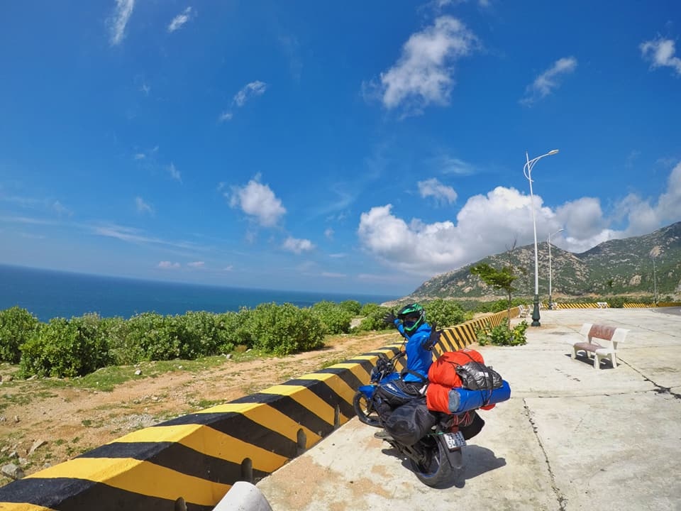 hanh trinh cung nhau du hi khap viet nam bang xe may cua cap doi ha thanh