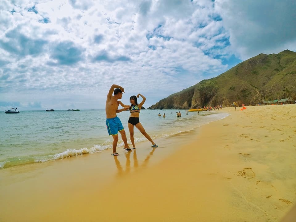 hanh trinh cung nhau du hi khap viet nam bang xe may cua cap doi ha thanh
