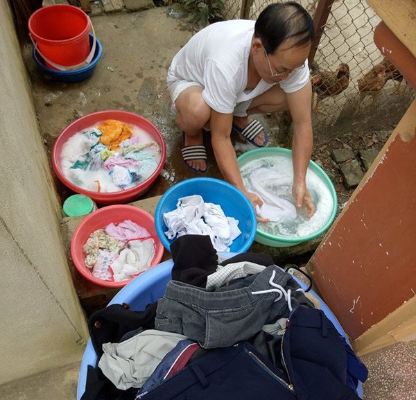 bo chong vang muoi tranh giat quan ao bat con dau nam nghi khien hoi chi em phat sot