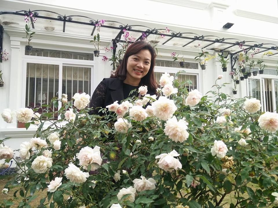 ngay nha giao viet nam ghe tham vuon hong khoe sac ruc ro cua cac co giao yeu hoa