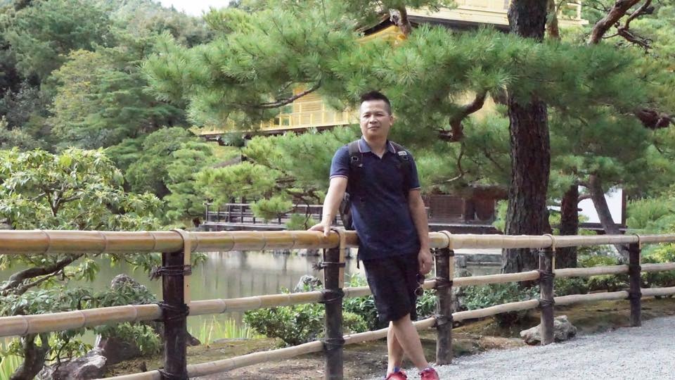 ong bo dam trong rau sach tren san thuong phuc vu vo con